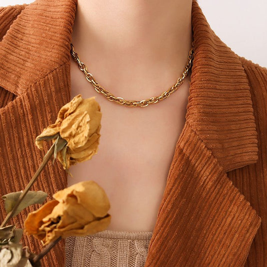 Collier avec fermoir à bascule et chaîne en métal doré