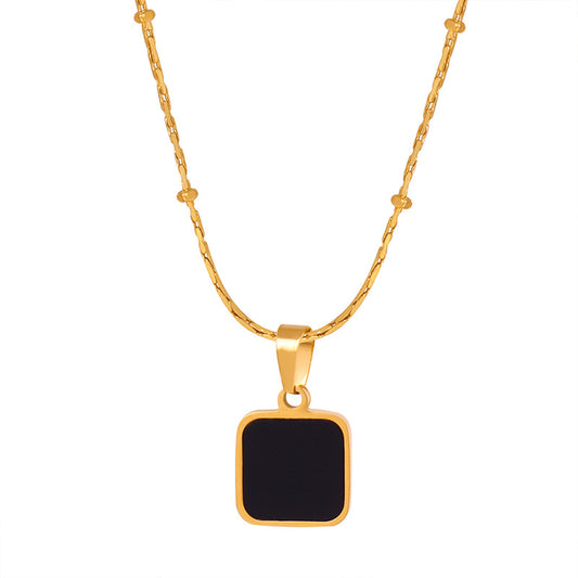 Collier à pendentifs carrés